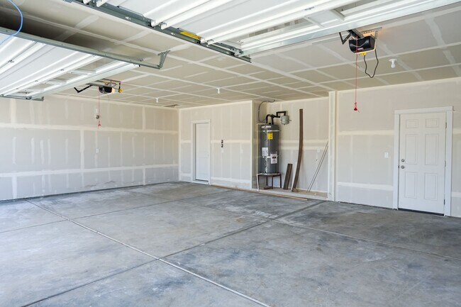 Building Photo - 3 bedroom 2 bath -3 car garage!