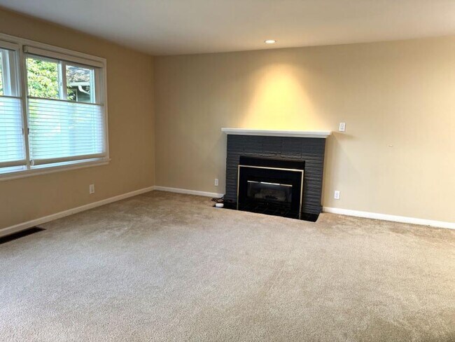 Building Photo - 3 bedroom in Seattle WA 98125