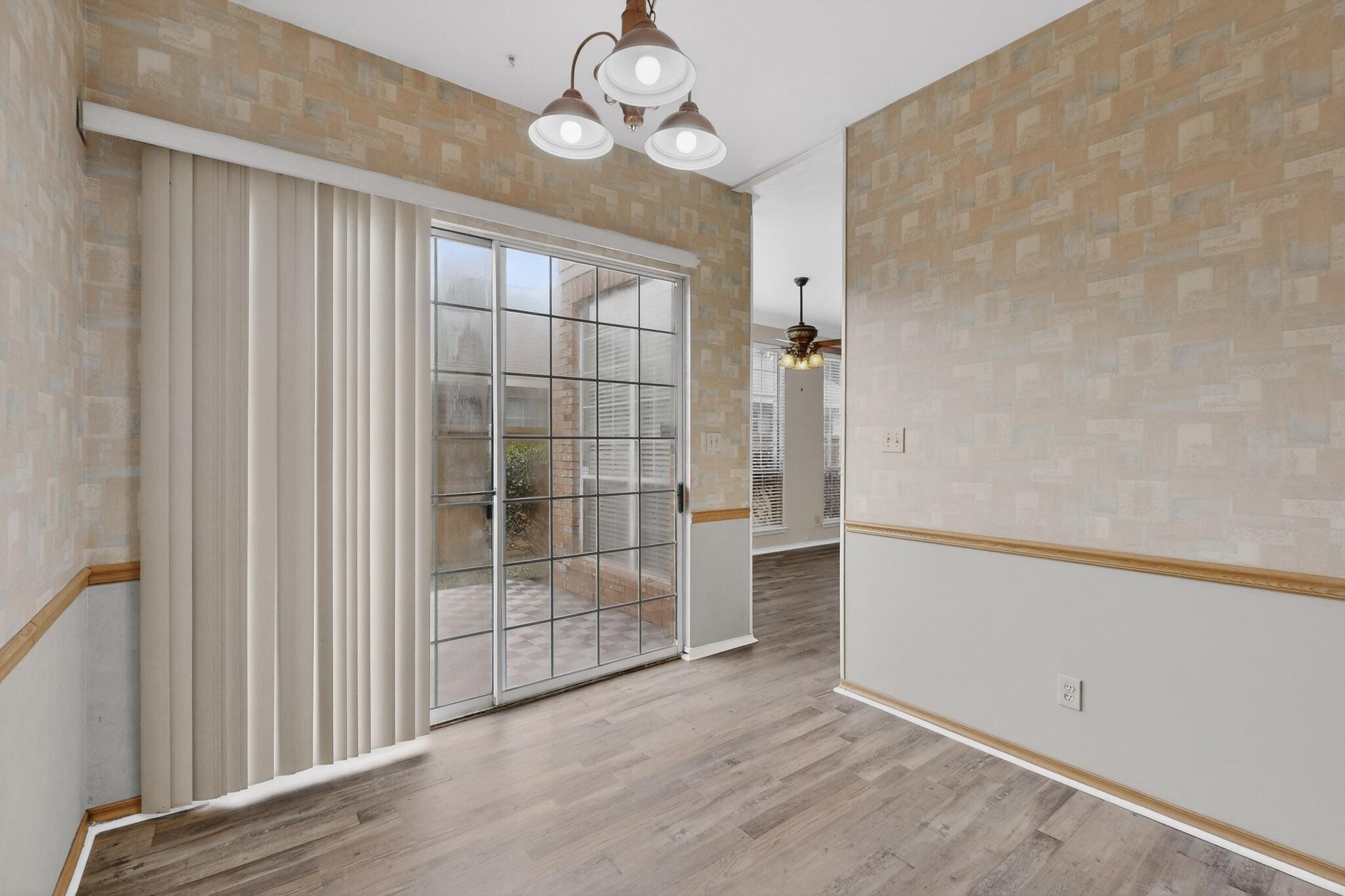 Building Photo - 636 Raintree Cir