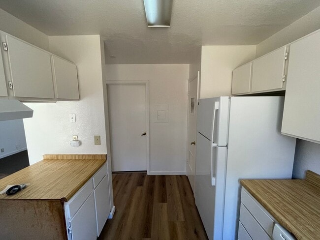 Building Photo - La Tierra Garden Apartments (2 Bed 1 Bath)