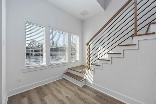 Building Photo - 4533 Larkspur St