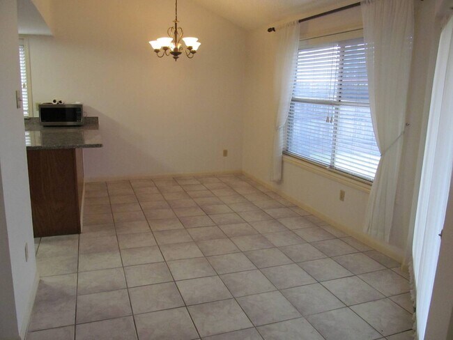Building Photo - 2118 Hickory Lawn Dr