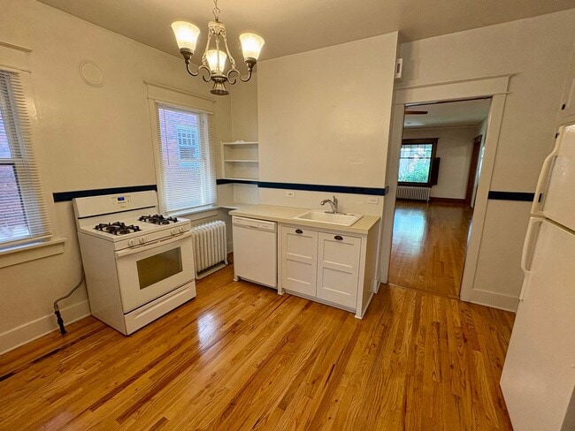 Building Photo - Traditional Congress Park Gem - 2 bed, 1 B...