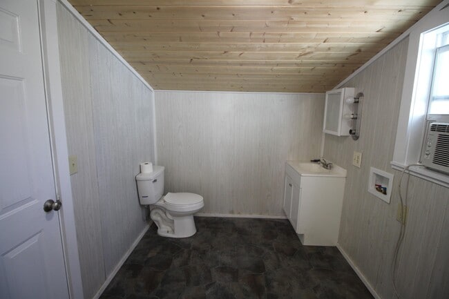 Building Photo - 605 W Hill St