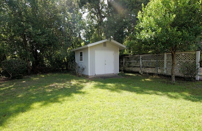 Building Photo - 211 Brian Cir