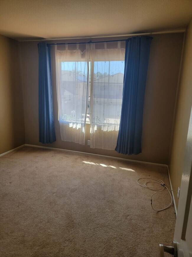 Building Photo - BEAUTIFUL MOUNTAIN VIEW 4BED/3BATH PLUS DE...