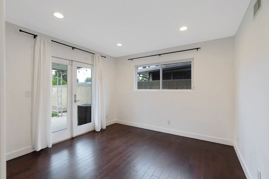 Building Photo - 1427 E 55th St