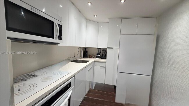 Building Photo - 3701 N Country Club Dr