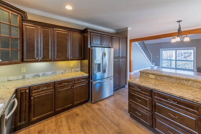 Building Photo - 211 Spicewood Dr