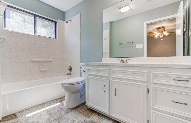 Building Photo - 804 Cielo Dr