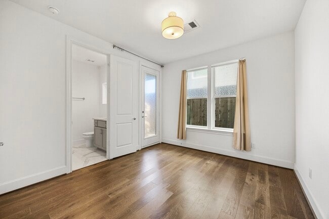 Building Photo - 2234 Lou Ellen Ln