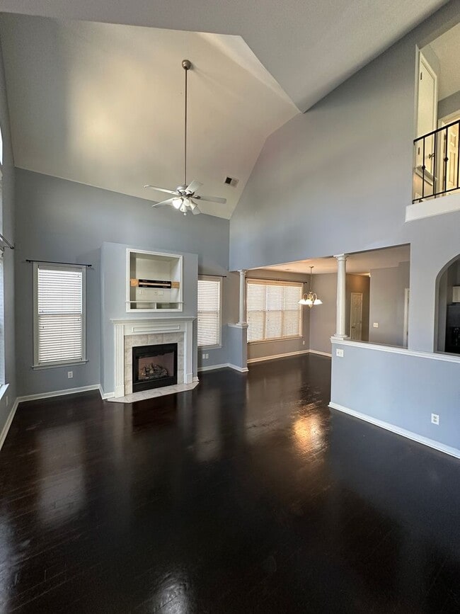 Building Photo - Move In Ready! Newly Refinished Floors! Upgraded Fixtures!