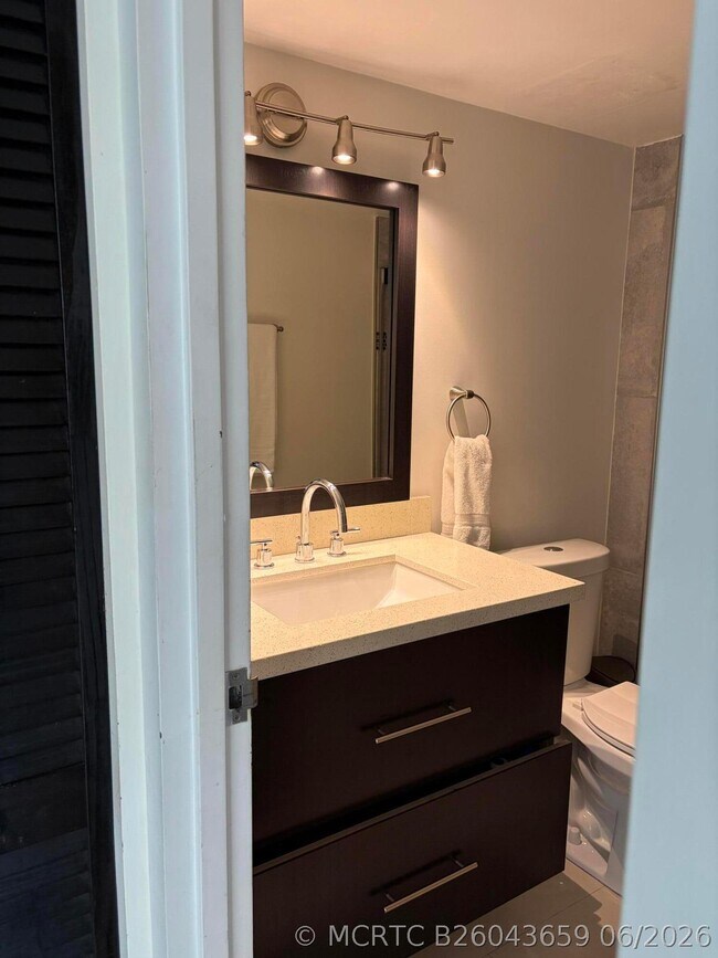 Building Photo - 3625 N Country Club Dr
