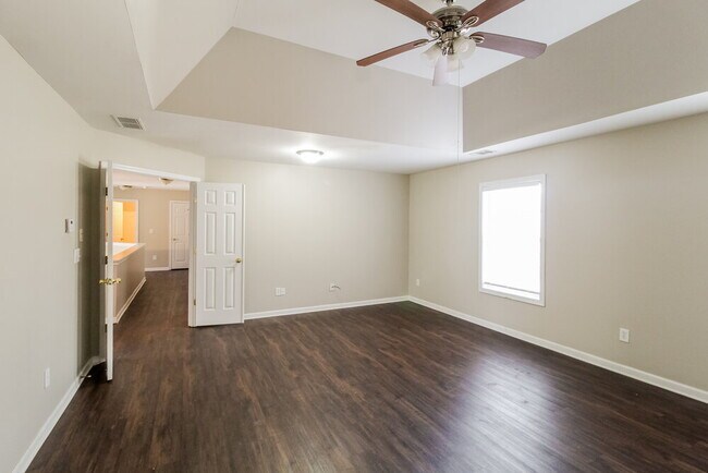 Building Photo - 2447 Longmont Dr