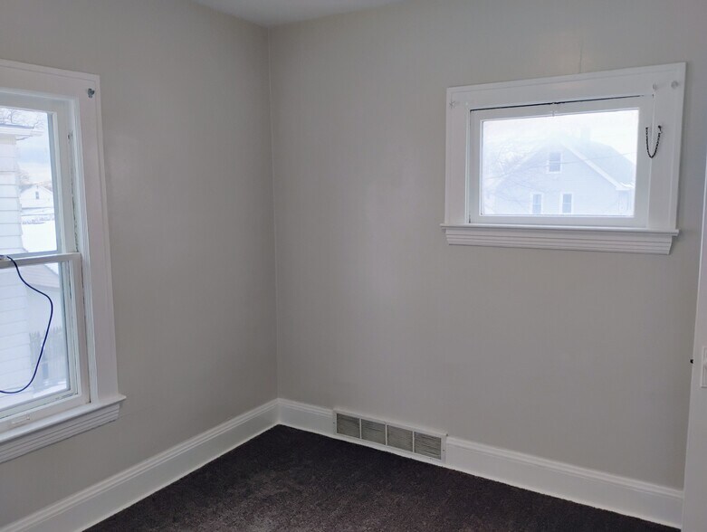 Building Photo - 1673 Victoria Ave