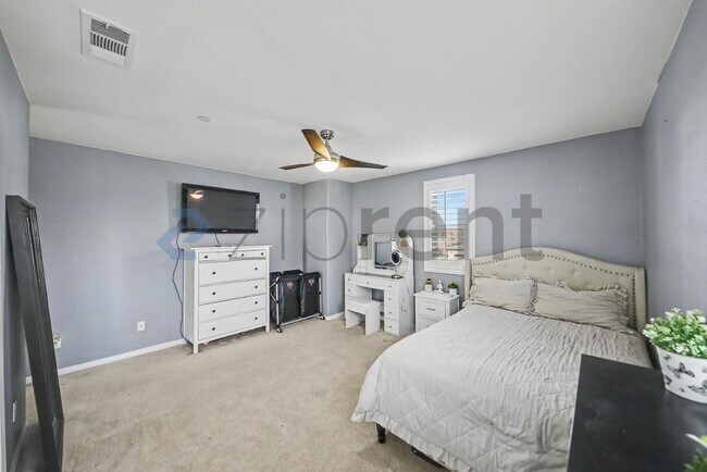 Building Photo - Unit