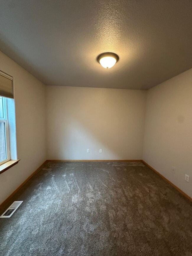 Building Photo - Lovely SE Single Story 3 Bedroom Home with Office!