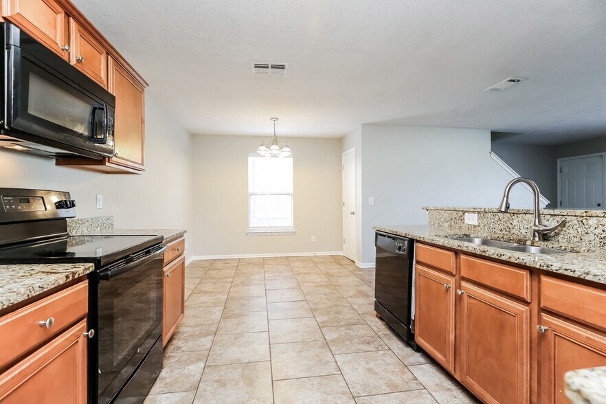 Building Photo - 172 Lyndhurst Dr