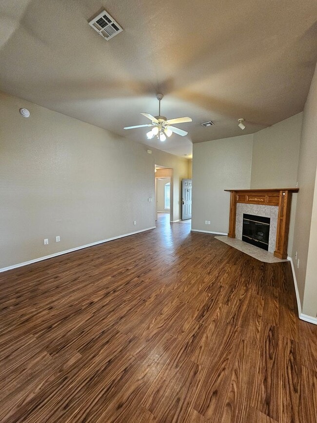 Building Photo - (3) Bed/(2) Bath in S Moore Avail NOW! Pet...