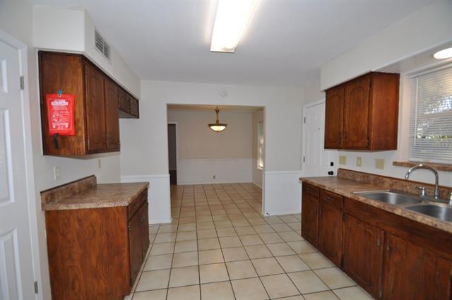 Building Photo - 2610 W Highland Dr
