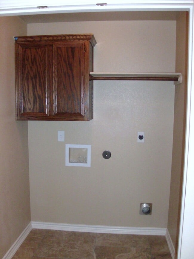 Building Photo - Viewable 10/3 – Spacious 3 Bedroom, 2 Bath...