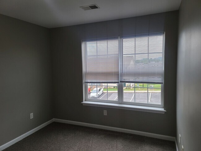 Building Photo - 3 Bed 2.5 Bath Townhome Ready for You in W...