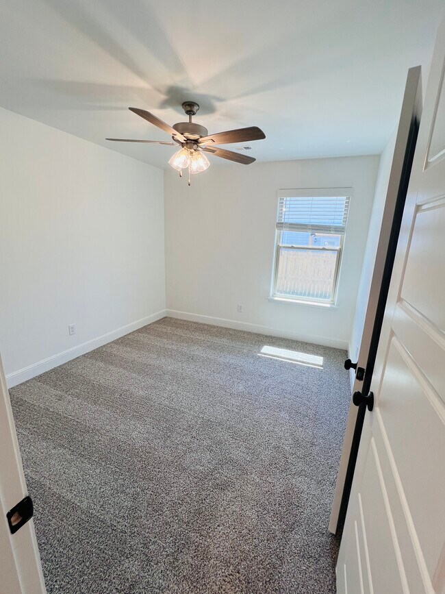 Building Photo - 2091 Bluestem Dr
