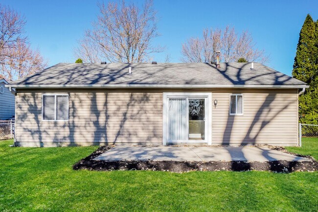 Building Photo - 5761 Ricardo Dr