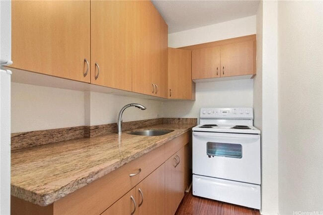 Building Photo - Available now! 1BD/1BA/1PKG at Hawaiiana Gardens in Waikiki.