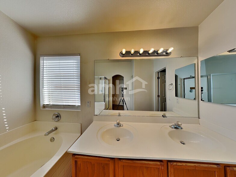 Building Photo - 15303 N 162nd Ln