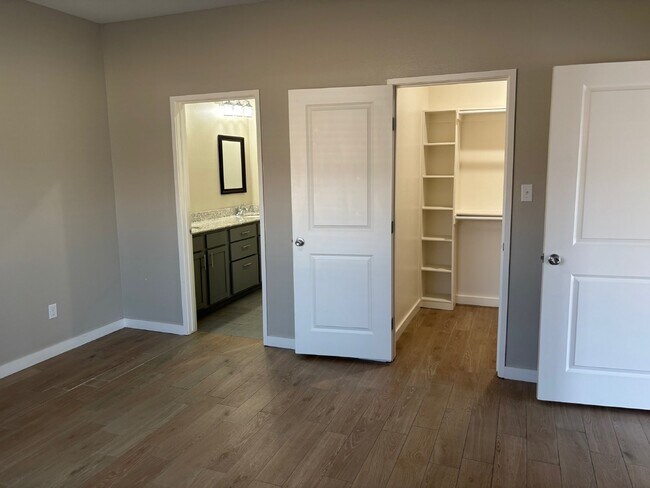 Building Photo - Move in Special $260 off first months rent!!!