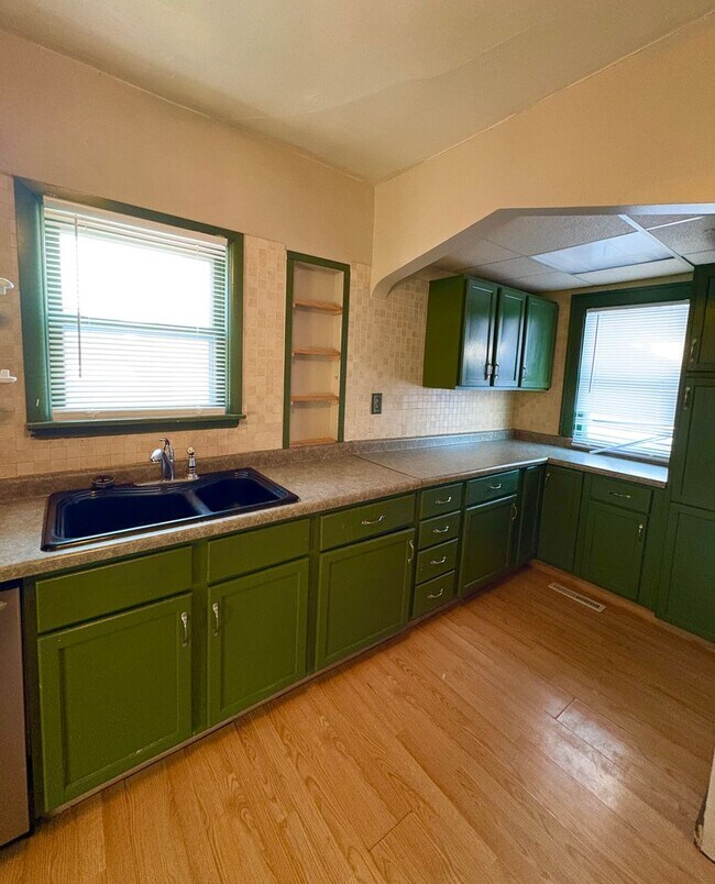 Building Photo - House- NW