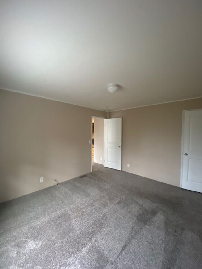 Building Photo - Private Country Living 3 Bedroom Home!