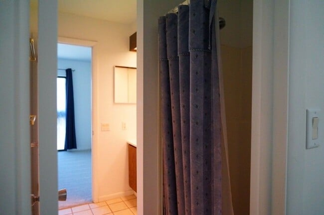 Building Photo - Immaculate 2 bedroom Loft Style Condo avai...