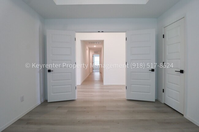 Building Photo - 2908 S Redwood Ave