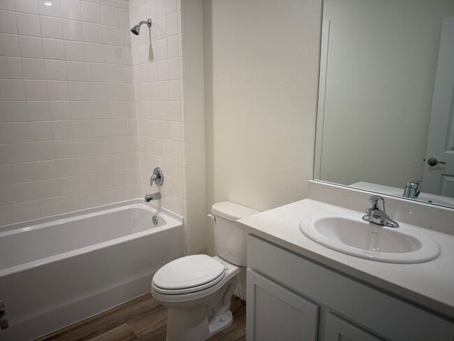 Building Photo - 4 Bedroom 2 Bath Close to Hospitals and Shopping