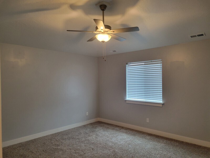 Building Photo - 4895 E Lk Cor Dr