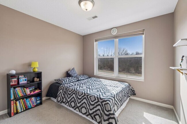 Building Photo - Spacious 3bed 3bath Townhome in Chaska!