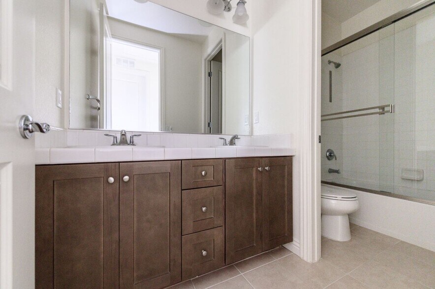 Building Photo - 48 Castellana