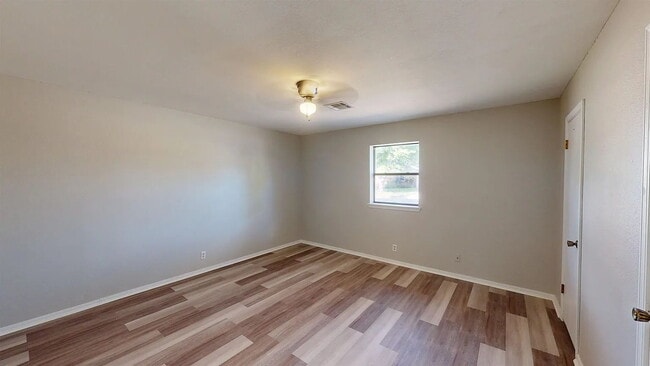 Building Photo - "Charming 3-Bedroom Retreat on Edgewater D...