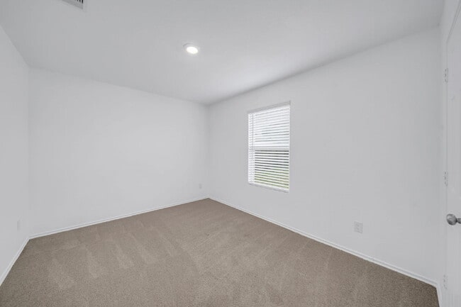 Building Photo - Like-new three bedroom single story home featuring a spacious open floor plan ideal for modern li...