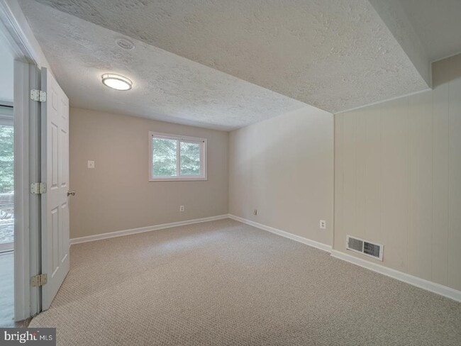 Building Photo - 8606 London Ct