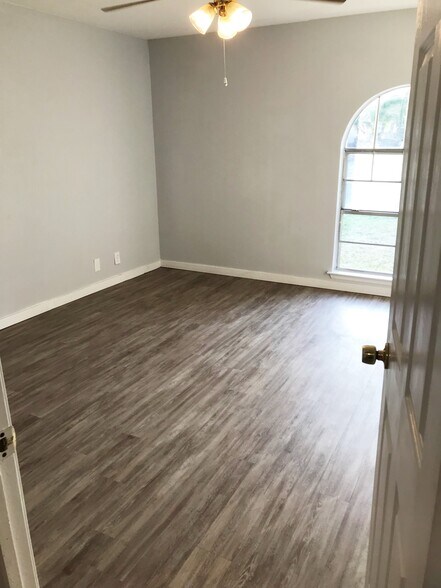 Large master bedroom - 10822 Green Brook Dr