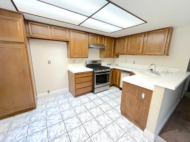 Building Photo - 111 E Rosewood Ct