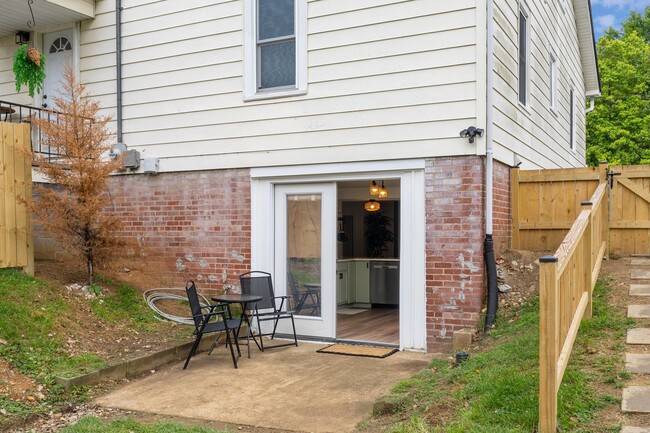 Building Photo - 142 E Park Dr