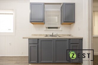 Building Photo - OPEN HOUSE- 12/23! 4PM-4:30PM! Beautiful 3 BED 1 BATH!