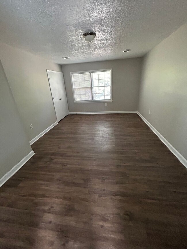 Building Photo - Spacious 3 bedroom 3 bath home for rent