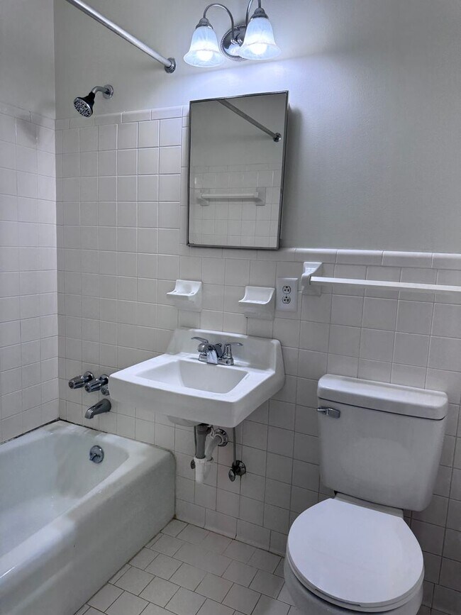 Building Photo - Must see!! 3BD/3BA Fully Finished Basement and Corner Lot!!