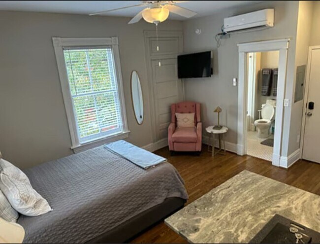 Building Photo - 101 E Clay St