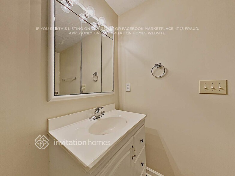 Building Photo - 4042 Maxanne Dr NW